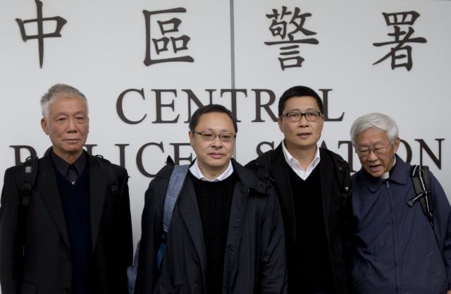 Χονγκ Κονγκ: Παραδόθηκαν οι ιδρυτές του Occupy, δεν φεύγουν οι φοιτητές